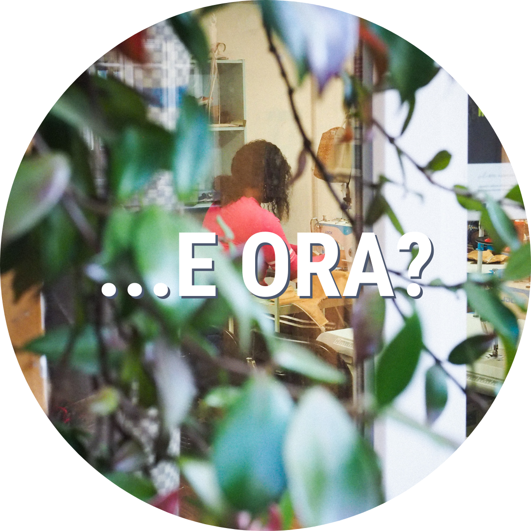 Che slancio! Un abbrivio che vogliamo tenere vivo nel 2026: sarà un anno importante sotto tanti punti di vista. Sarà l’anno del trasloco nei nuovi spazi di laboratorio, ma anche quello in cui vogliamo dare nuove gambe al nostro progetto facendolo diventare a tutti gli effetti un’impresa sociale. E tra i progetti di questo 2026 c’è anche la volontà di mettere a sistema il nostro modello di formazione, mettendo a disposizione la nostra esperienza nell’individuare le necessità di persone in situazioni di svantaggio. Ovviamente, nel 2026 vogliamo cucire tanto, creare tanti accessori nuovi, fantasiosi e colorati, ideare nuovi prodotti e trovare nuove idee per le aziende che ci danno ogni giorno fiducia.