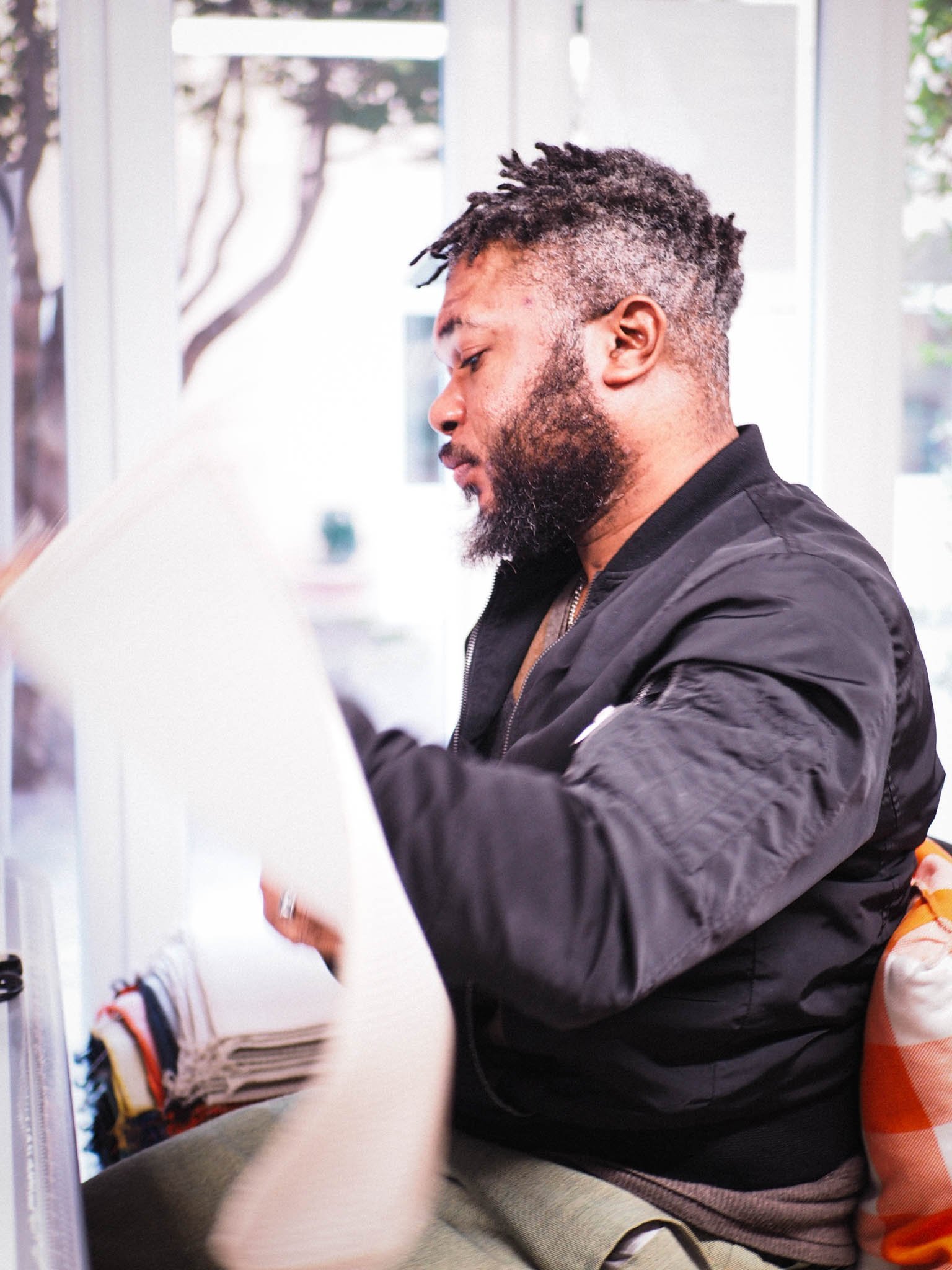 📩 C&rsquo;ᴇ̀ ᴘᴏsᴛᴀ ᴘᴇʀ ᴛᴇ! ❓ Sapevi che abbiamo una newsletter? Esce ogni 3 o 4 settimane e racconta le storie che prendono vita nel nostro laboratorio. Storie di tessuti e di persone che trovano nuova vita attraverso il lavoro sartoriale, storie d