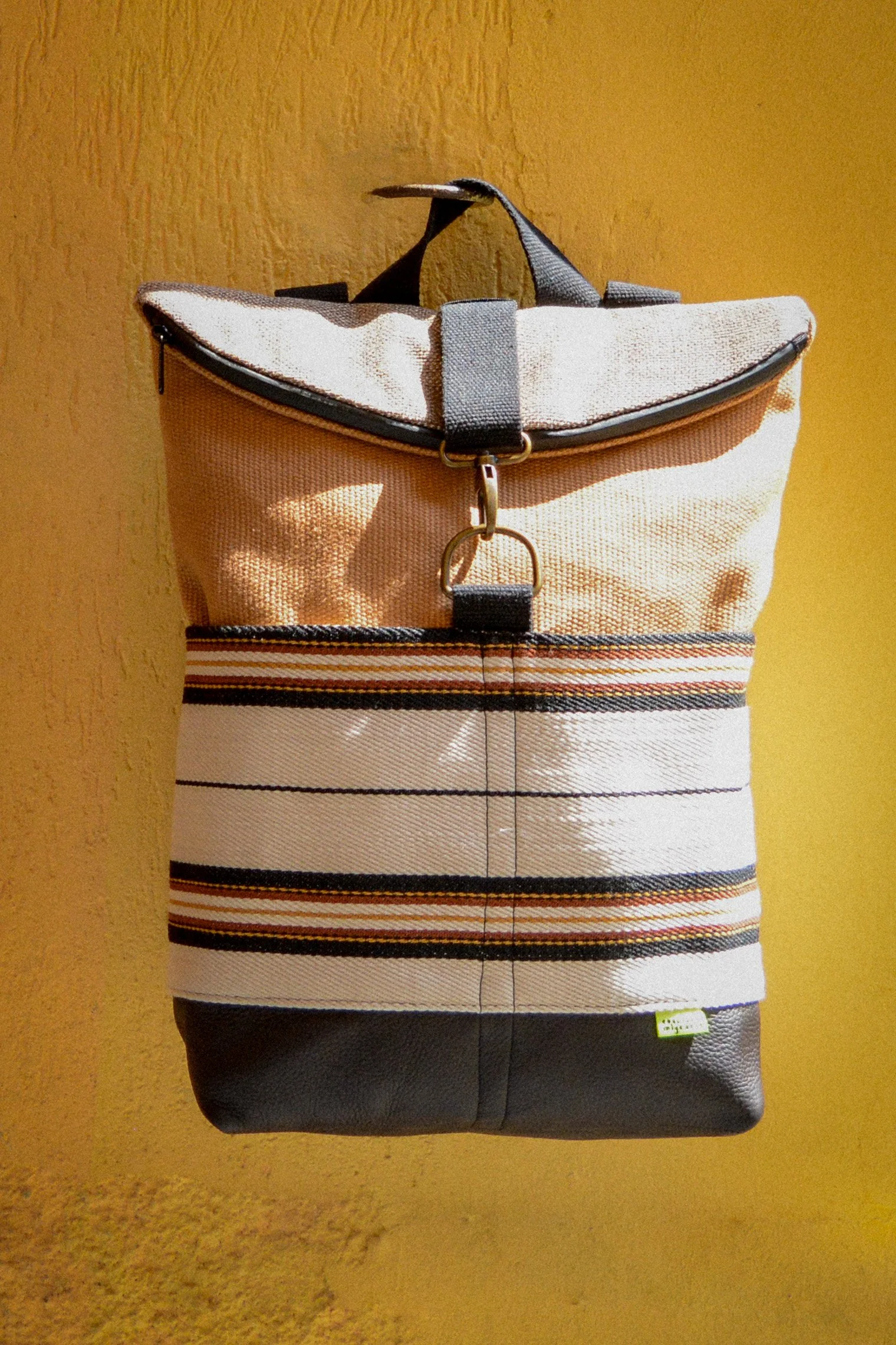  ZAINO CM Fondo rinforzato in pelle, ecopelle o tela di cotone; doppia chiusura con cerniera e gancio regolabile; doppia tasca esterna; spallacci regolabili in cotone extra resistente interamente foderato e con tasca imbottita per laptop. Disponibile in formato maxi (56x37 cm, 15 lt) e compatto (40x32 cm, 10 lt) Realizzato con tessili da economia circolare 